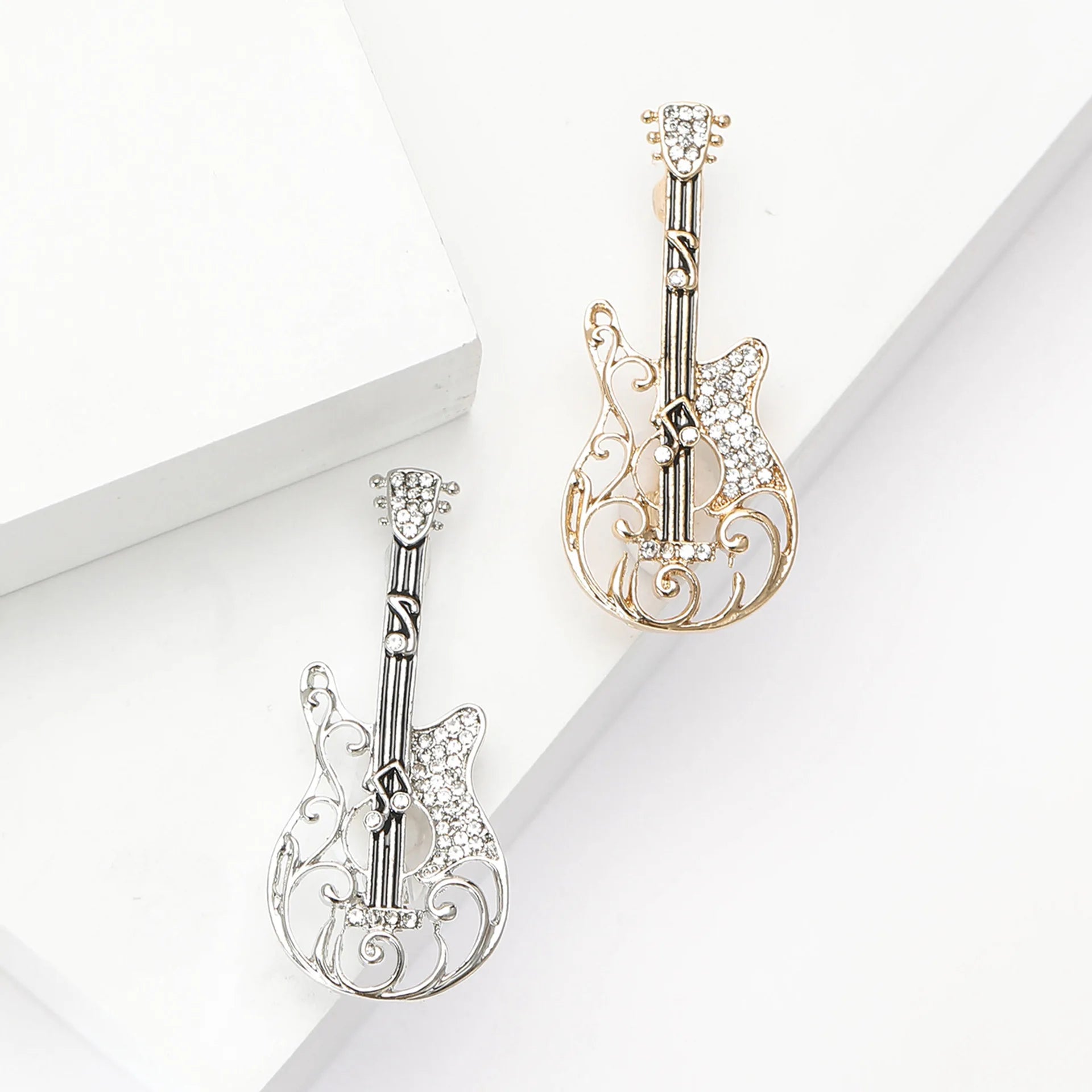 Exquisite Brooch Lapel Pin Button Badge Accessories Musical Brooch Alloy Crystal Guitar Brooch Pin for Women Men