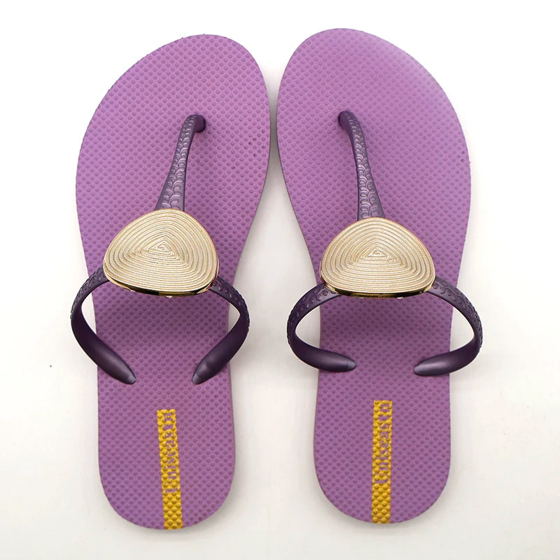 Women's Summer Anti-Slippery Rubber Flip Flops Hot Sales Outdoor Beach Slippers with Metal Buckle Strap