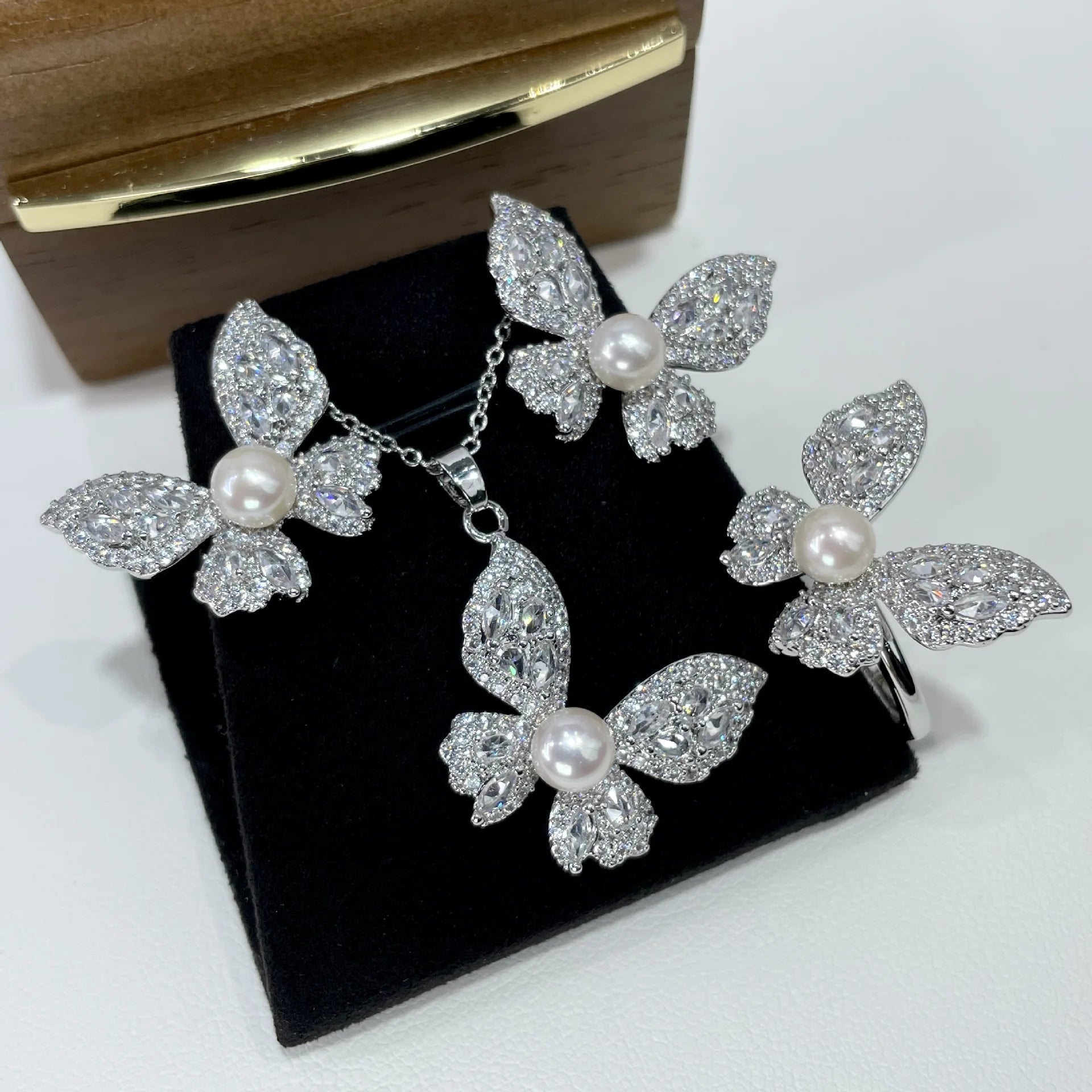 2025 New Freshwater Pearl Set Women's Autumn Winter Fashion S925 Silver Ear Pin Strong Light Stud Earrings Pendant Chains