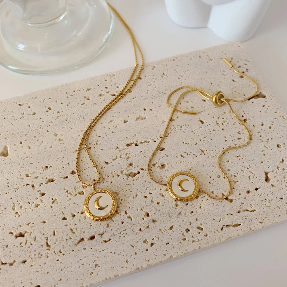 Stainless Steel Gold Plated Round Hammered Mother of Pearl Necklace Crescent Moon Necklace Women Gift Vintage Classic Jewelry