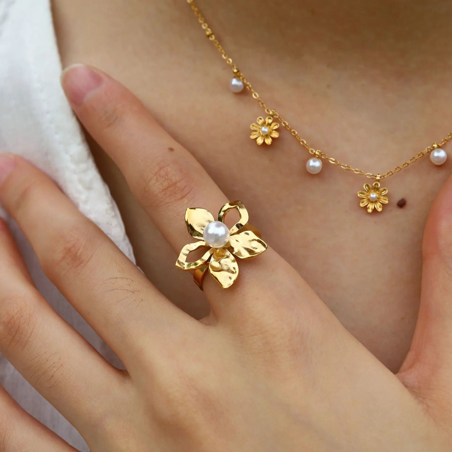 Light Luxury Jewelry 18K Gold Plated Waterproof Hyperbole Hollow Flower Pearl Stainless Steel Open Ring