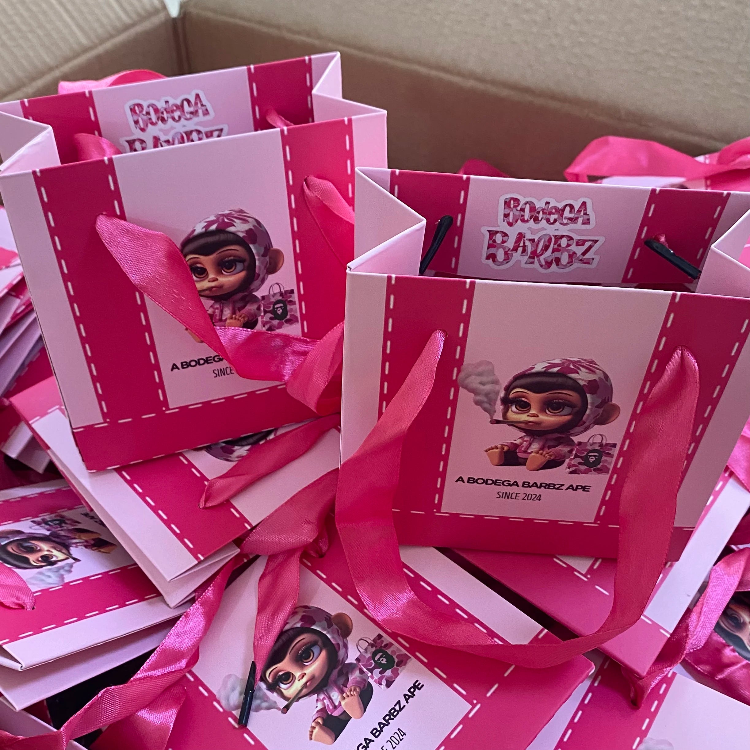 Wholesale Custom Printed Brand Logo Design Promotion Luxury Clothing Retail Gift Shopping Paper Bag With Handles