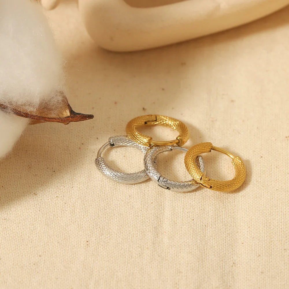 Hypoallergenic Stainless Steel Diamond Patterned Huggie Earrings Simple 18K Gold Snake Textured Hoop Earrings Waterproof Jewelry