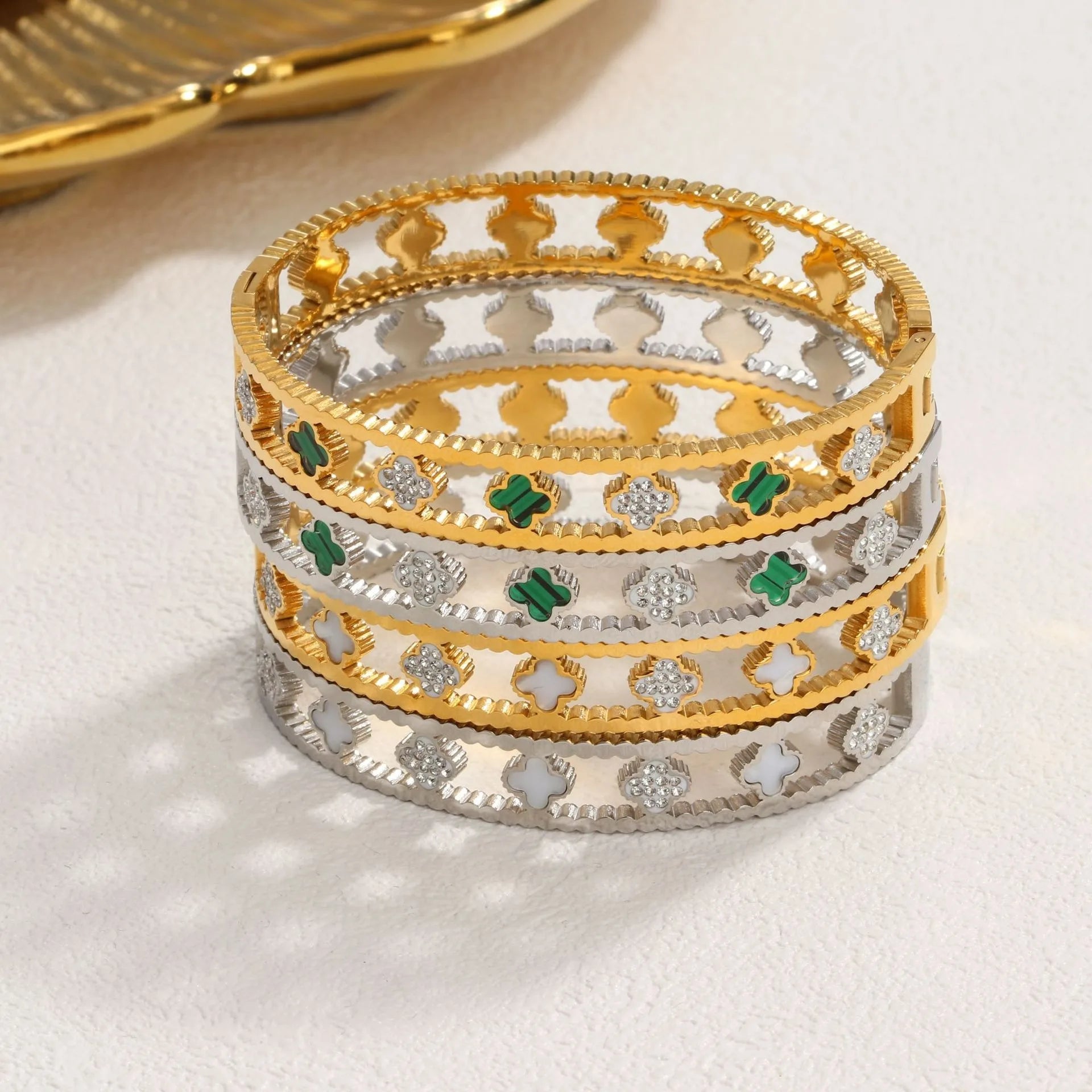 Trendy Classic HighEnd Kaleidoscope Clover Cutout Fashion Jewelry Exquisite Hollow Design Lucky Four Leaf Clover Bangle