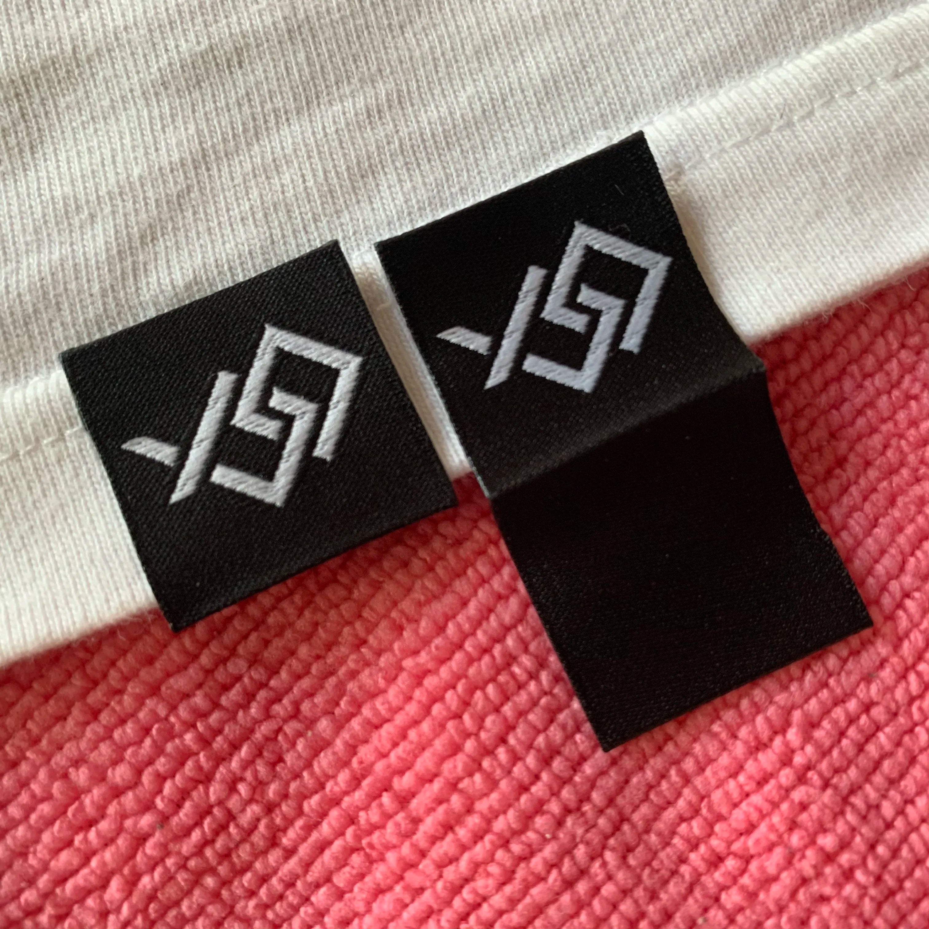 High Quality Custom Hem Woven Labelmanhattan Fold Garment Hem Label for Shirt Bottom