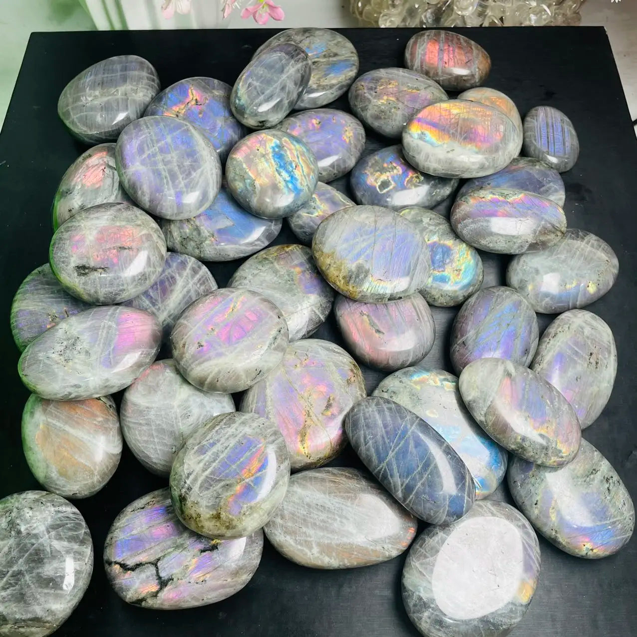Wholesale Natural Crystal Mineral Polished Purple Flash Labradorite Palm Stone Rock Healing