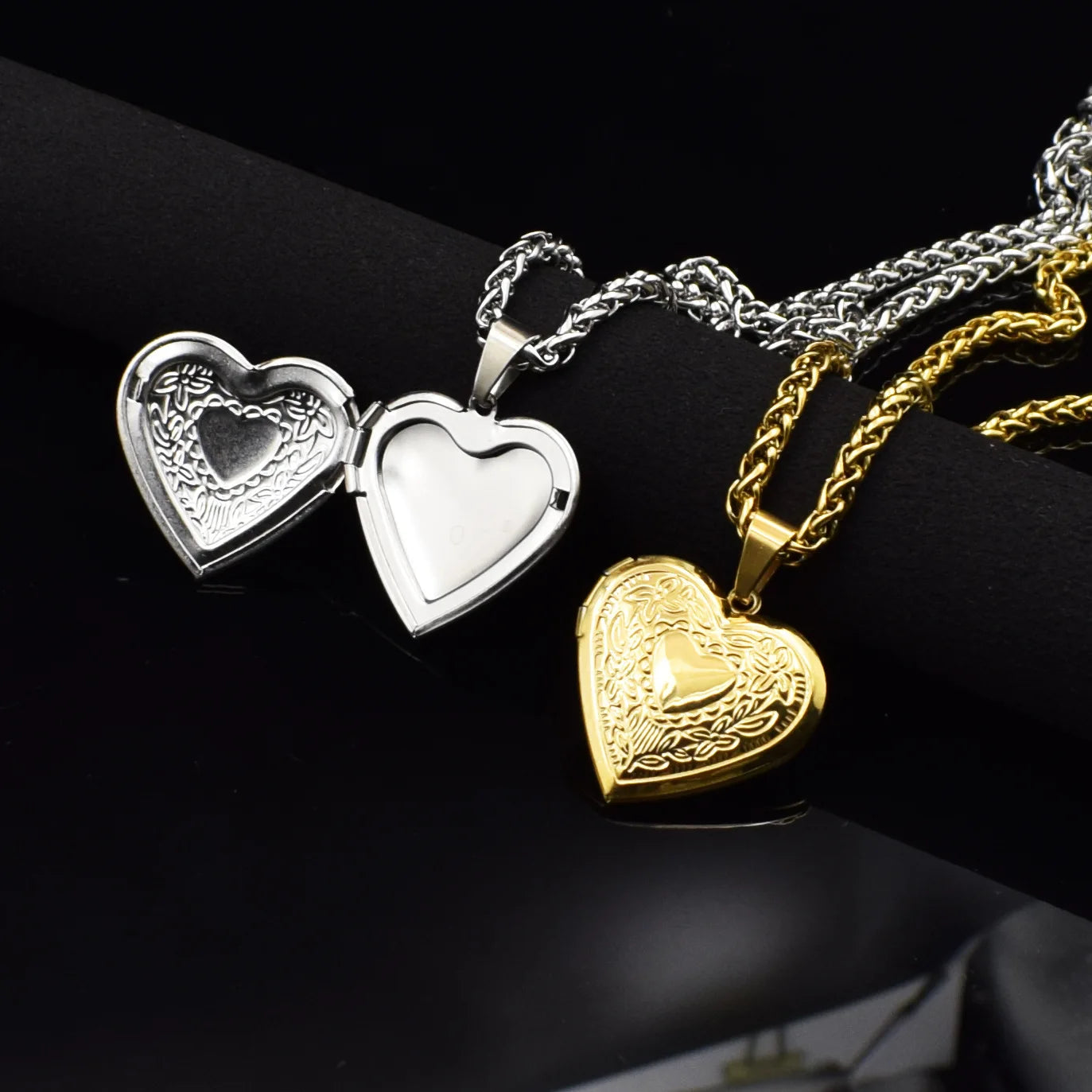Trendy Vintage 29*29mm Stainless Steel 14K Gold Plated Engraved Flower Heart Can Open Personalized Photo Projection Necklace