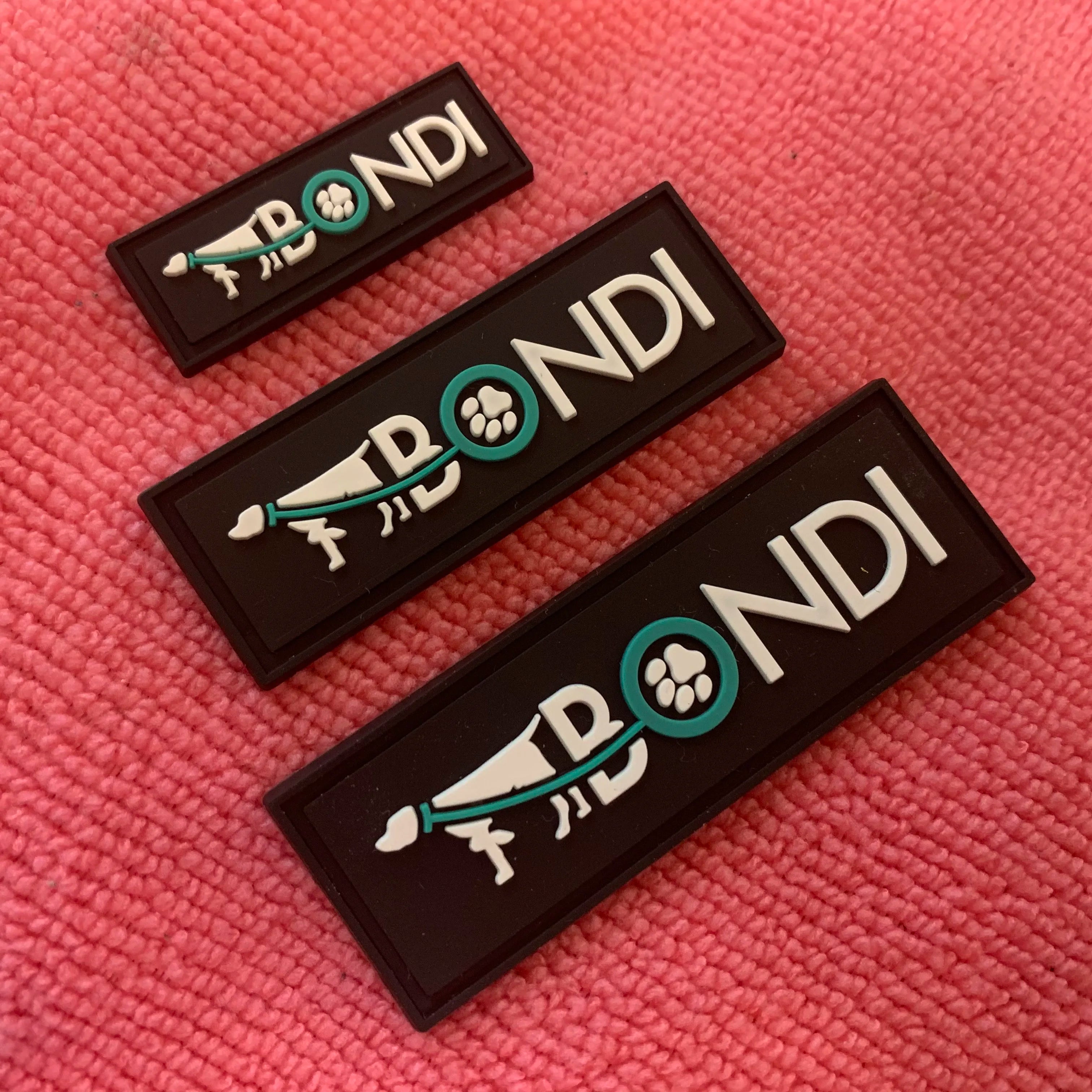Custom Varied Sizes Convex logo PVC Rubber Label2mm Thickness Silicone Rubber Tag With Sewing Edge