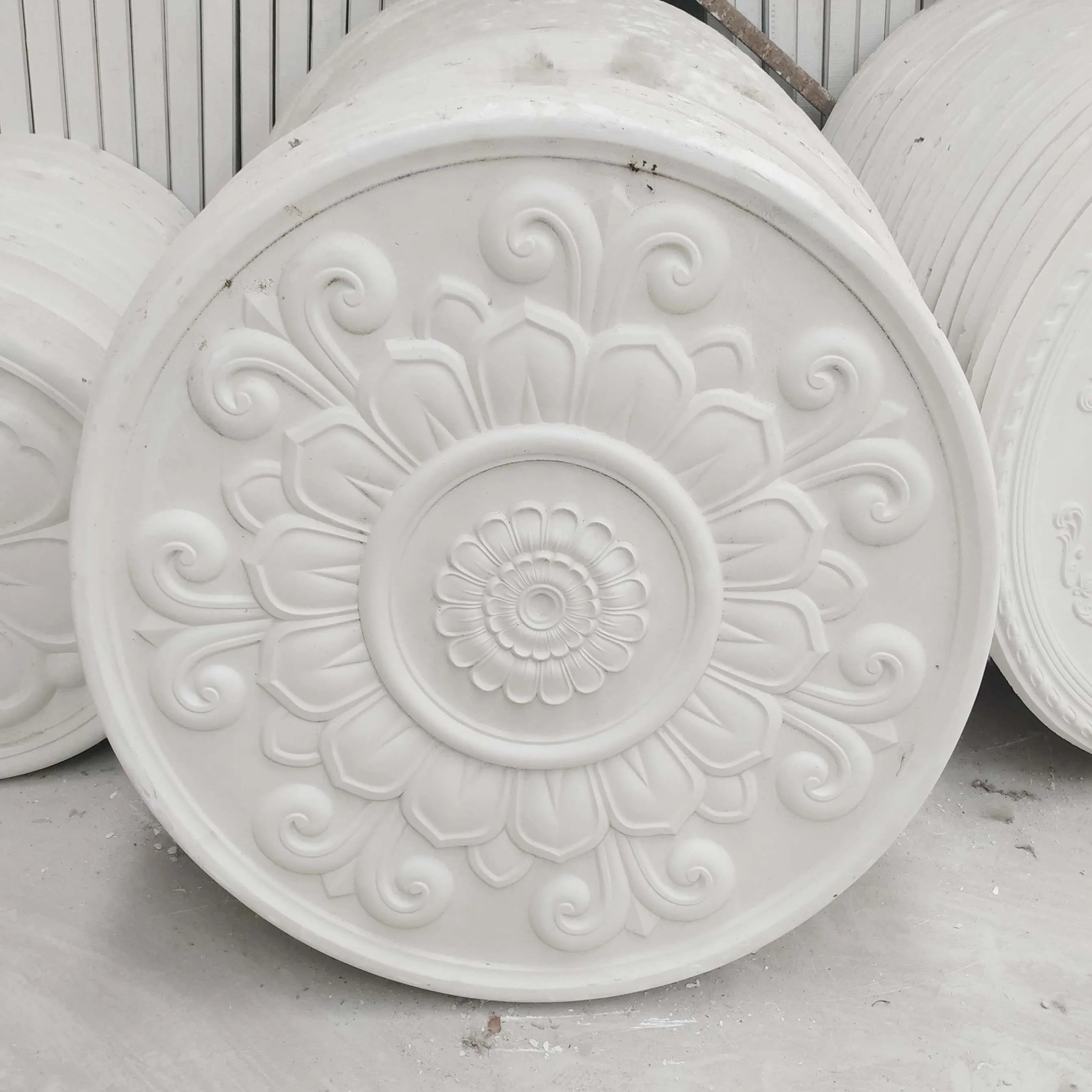 European Modern Design Plastic Gypsum Cornice Ceiling Centre Lamp Panel Interior Decoration Apartments Hotels Light Painted