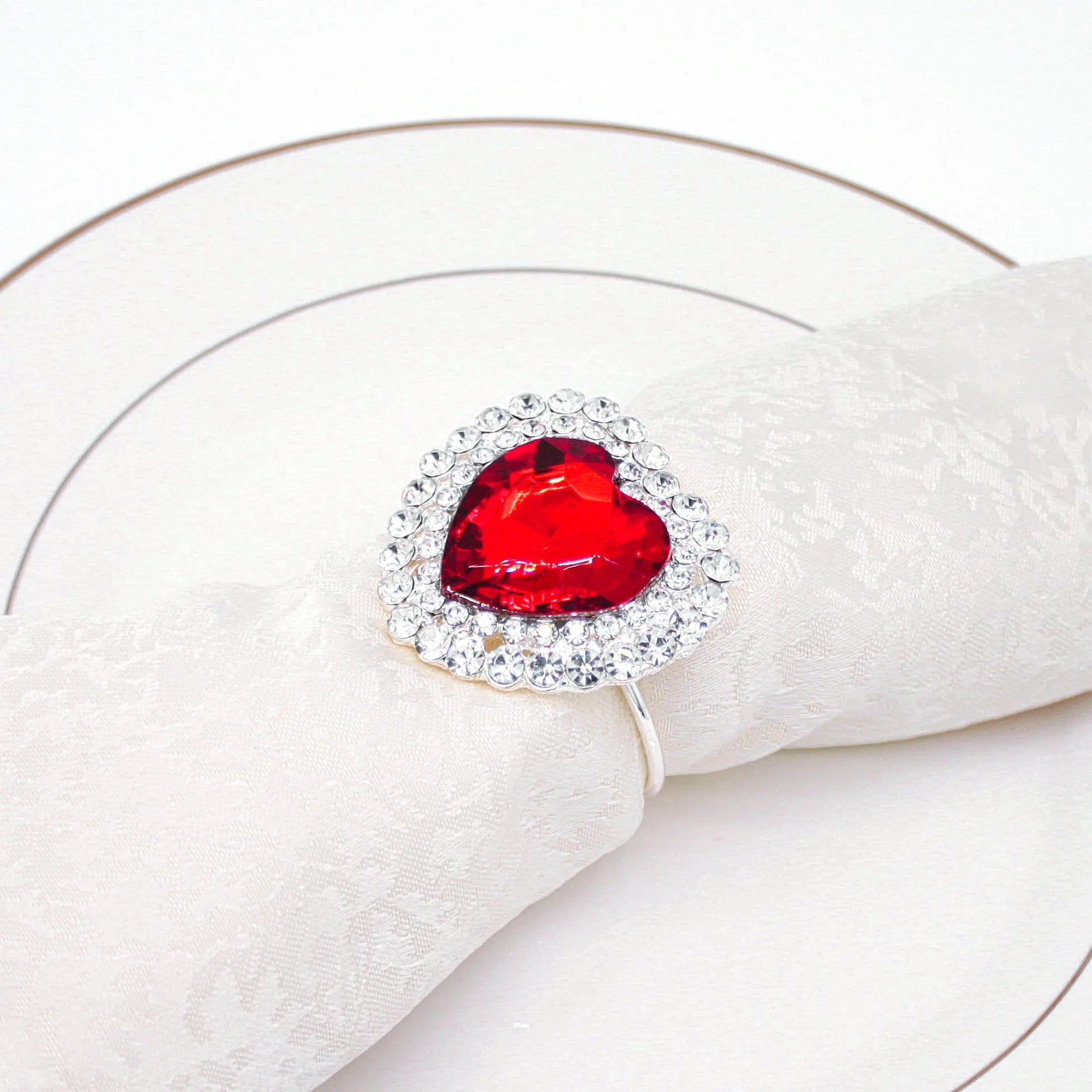 Luxury Heart-Shaped Acrylic Napkin Rings Napkin Holder Romantic Weddings Parties Stocked Metal Accessories Table Accessory