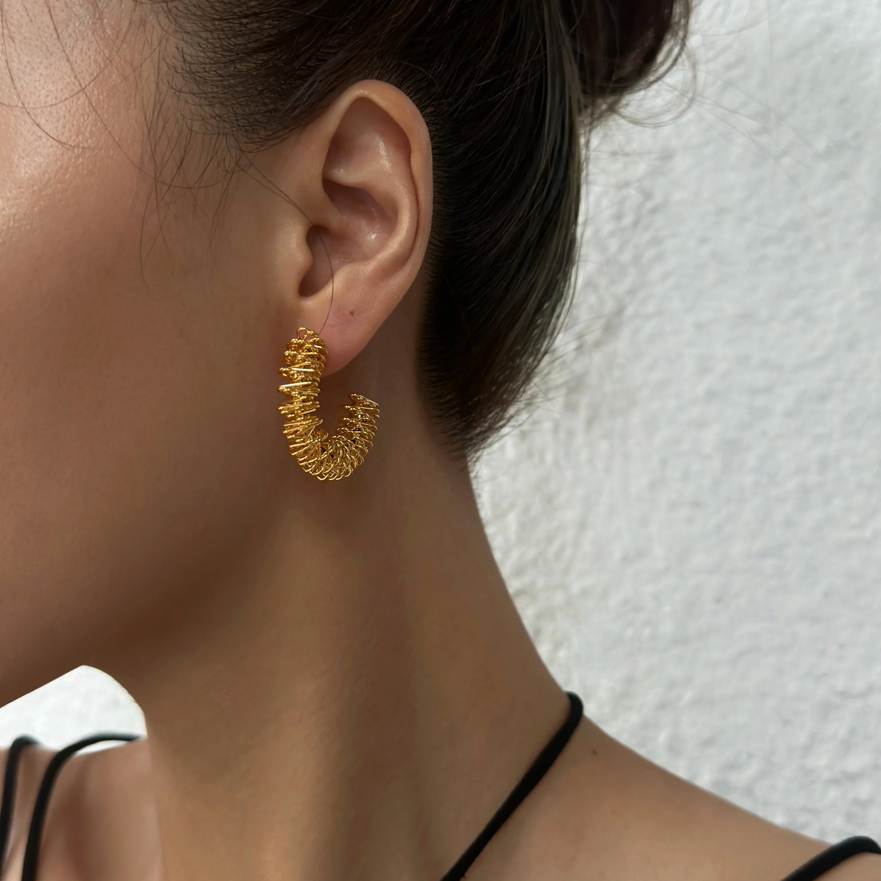 2024 Dazan 18k Gold Plated Winter Hypoallergenic Stainless Steel Super Shine Spring Twist Vintage C Earrings for Camisole Dress