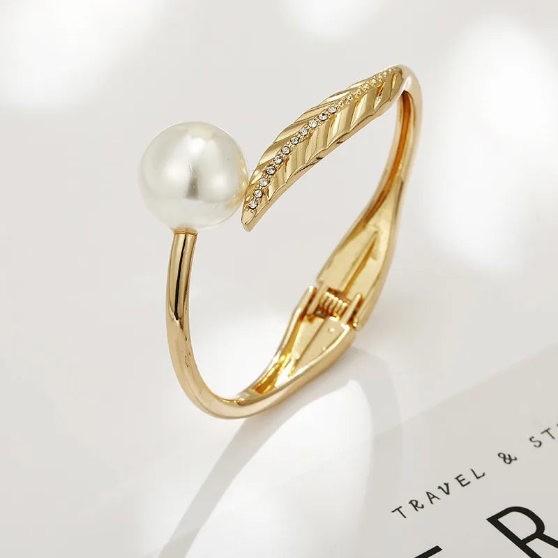 Women's European American Trendy Party Fashion Charm Crystal Rhinestone Imitation Pearl Leaf Version Gold Plated Zinc Alloy Cuff