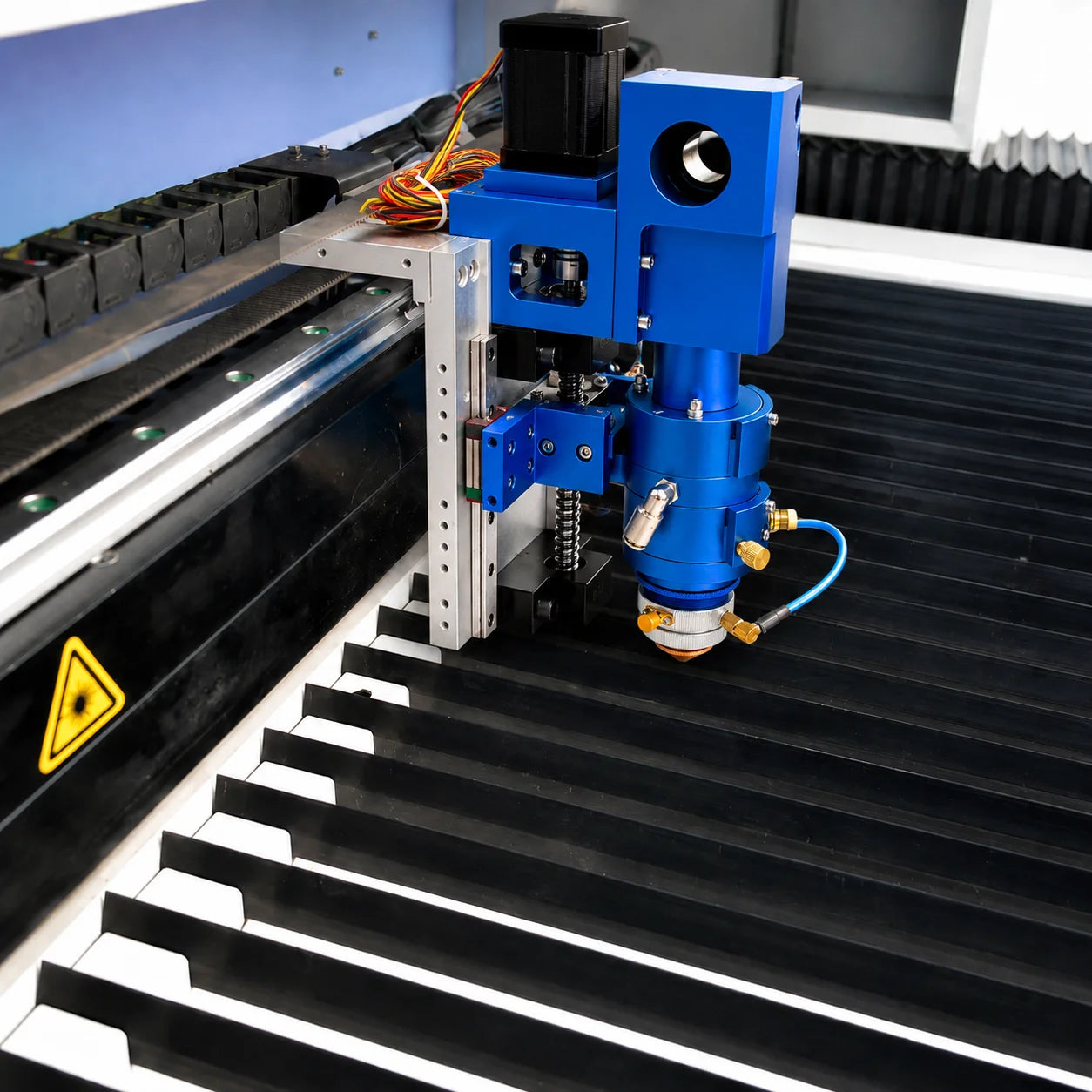 Water Cooling Blue Auto Focus Metal & Non-Metal Mixed Laser Cutting Head 10600nm CO2 Laser Head with 25x63.5mm Lens 30mm Mirror
