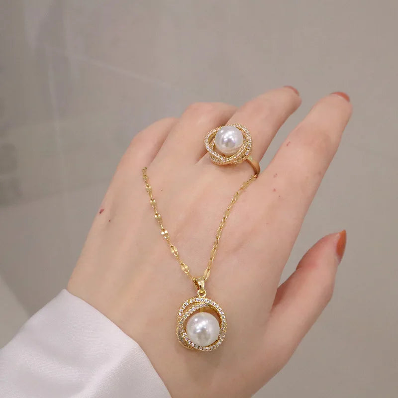 Korean Style Delicate Baroque Pearl Choker Necklace Full Crystal Diamond Round Pendant Necklace 2021