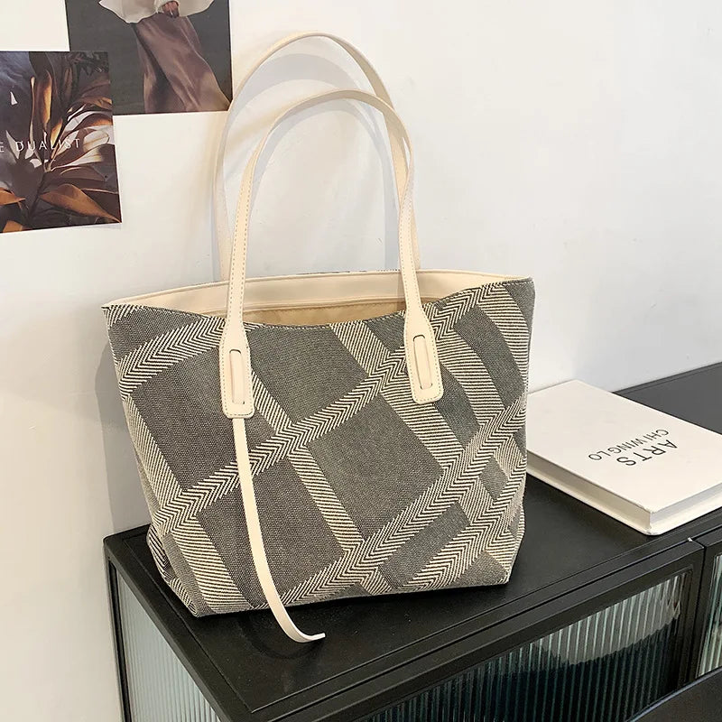 Women Canvas Clutch Large Tassel Zipper Closure Fashion Handbag Letter Decoration Graffiti Pattern Customizable Logo Daily Use