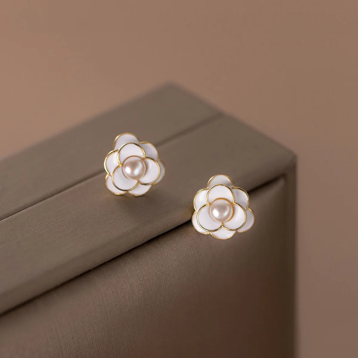 S925 Sterling Silver Pearl Earrings Three-dimensional Camellia Stud Earrings Retro Elegant Earrings Women Ear Jewelry