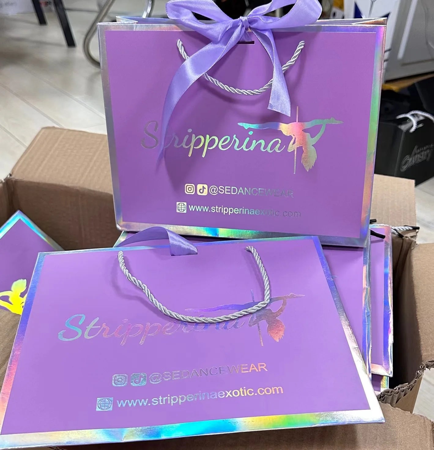 Wholesale Cheap Price Luxury Famous Brand Gift Custom Printed Shopping Paper Bag With Your Own Logo