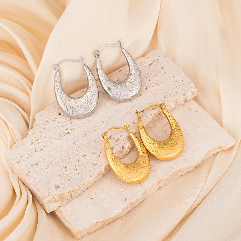 Trendy Waterproof Gold Plated Hypoallergenic Stainless Steel Hammered Pattern U Shaped Hoop Earrings Jewelry