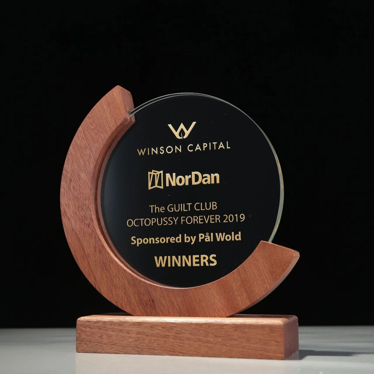 New Hot Personalized Creative Solid Wood Base Trophy Half Moon Design Glass Crystal Trophy