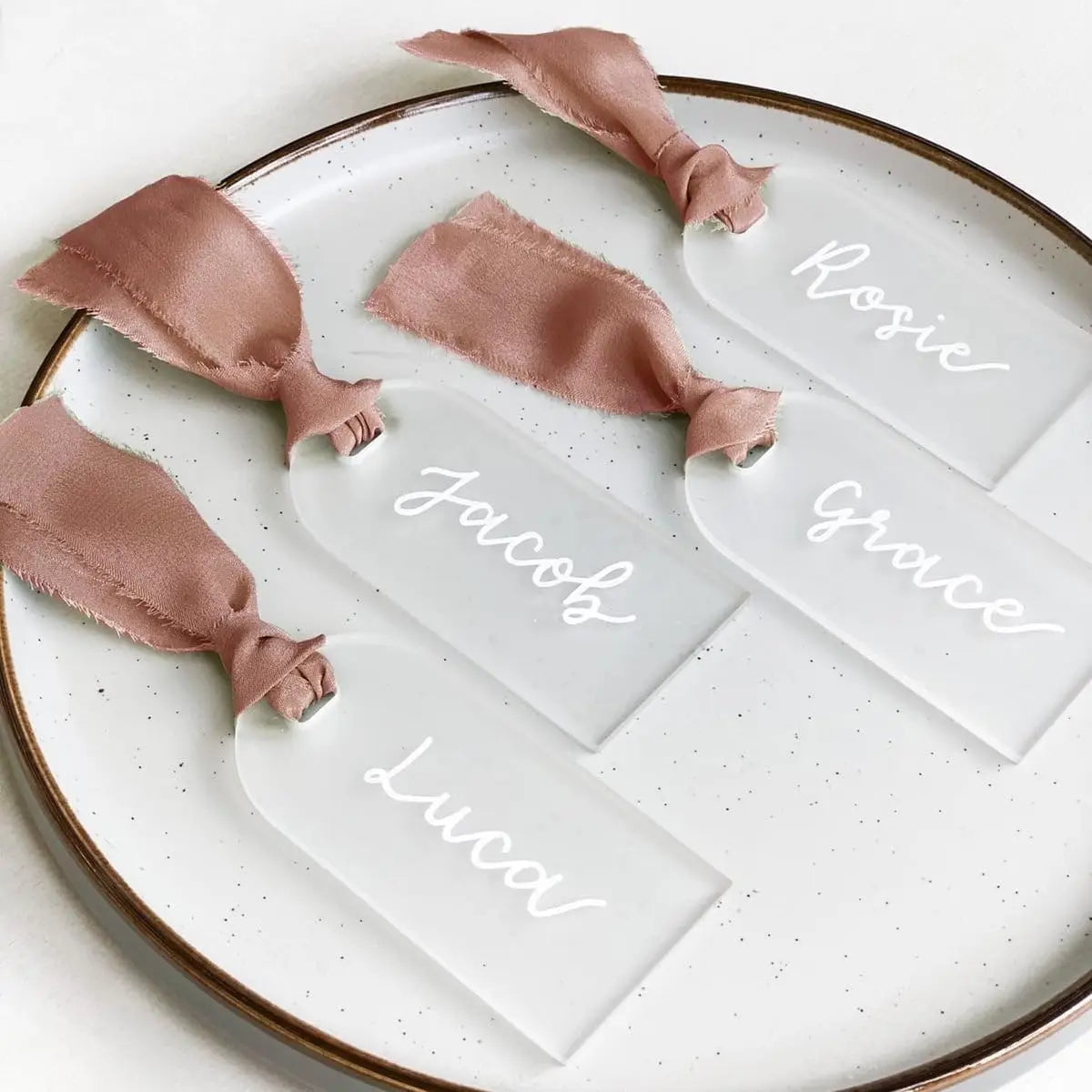 Factory Wholesale Modern Acrylic Seating Card Rose Ribbon Clear Customized Size Silk Screen Printed Place Cards Irregular Shape