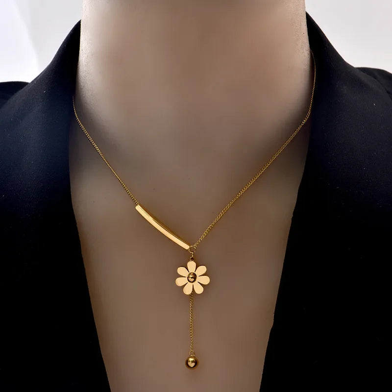 Best-Selling 18K Gold Stainless Steel Chain  Fashion Simple Daisy Pendant Necklace for Women Jewelry