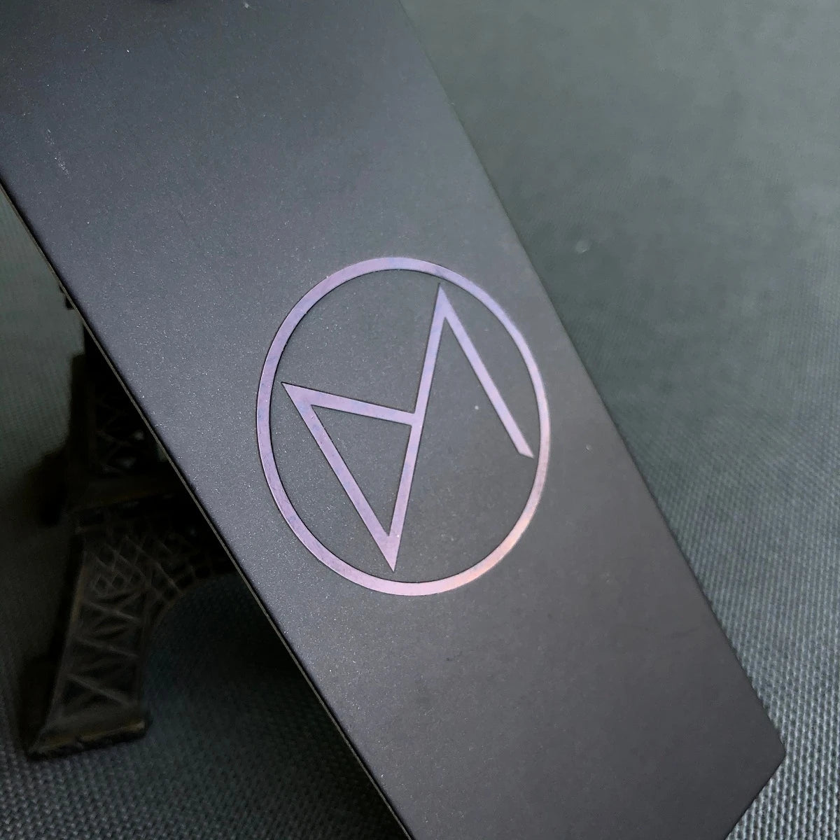 Wholesale Eco-Friendly Swing Tags Custom Shape Black Gold Foil Logo Hang Tags for Clothing Paper Labels for Bags High Stamped