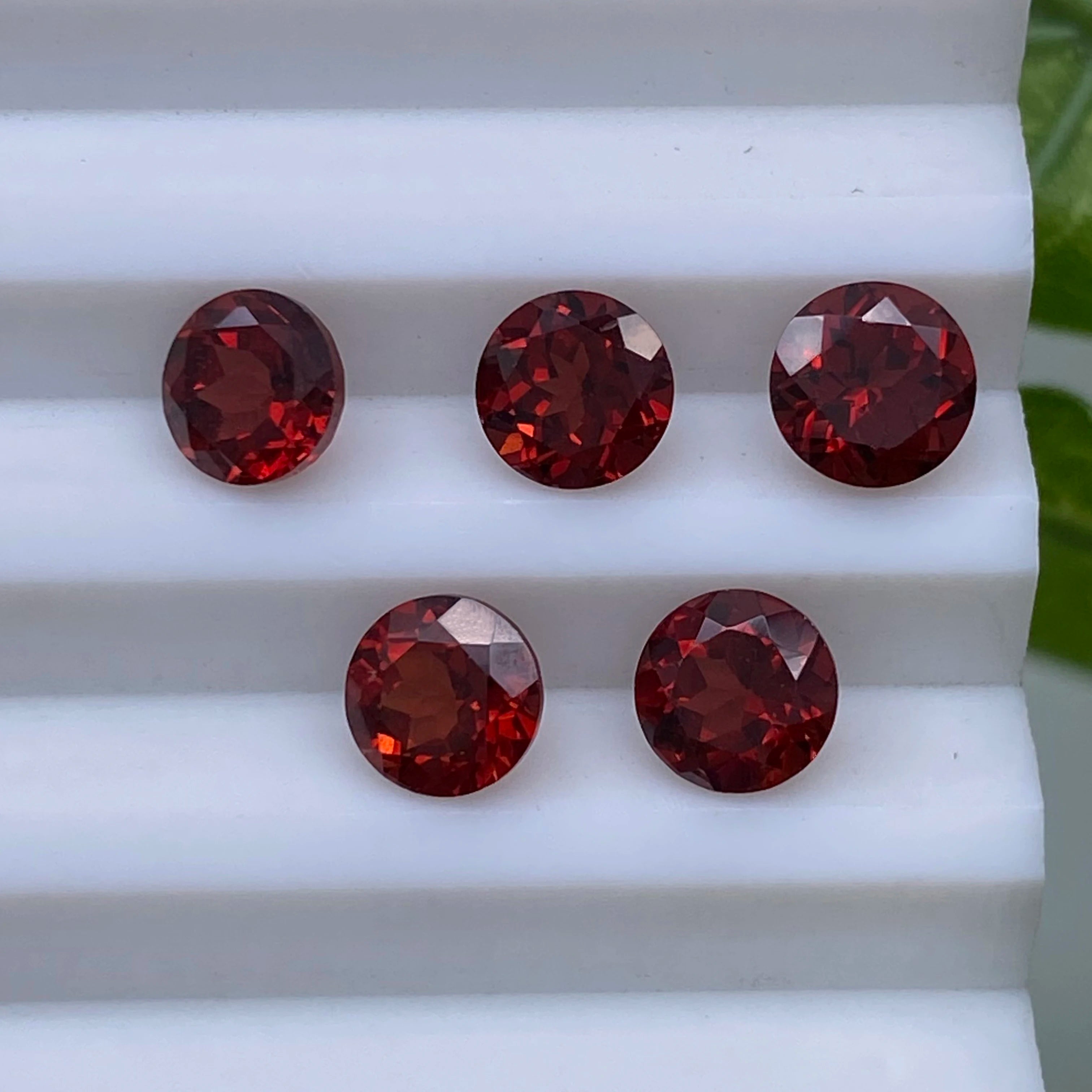 Round 4.0mm~8.0mm Good Quality Faceted  Natural Mozambique Garnet Crystal Stone Price Jewelry Setting Natural Garnet