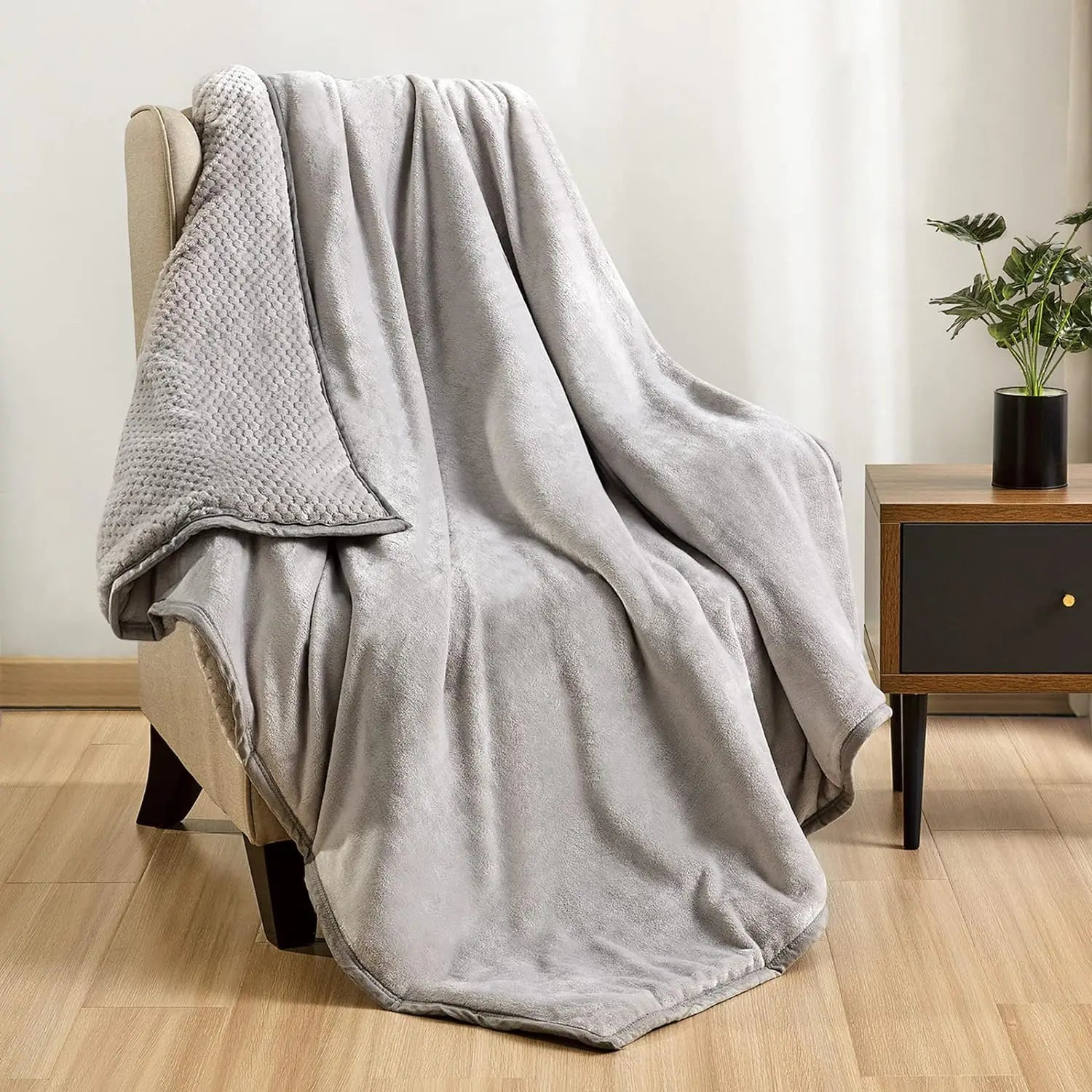 Luxury 3-Layer Fleece Anti-Pilling Brushed Throw Blanket 100% Polyester Customizable Design Logo All-Season Full Size Winter