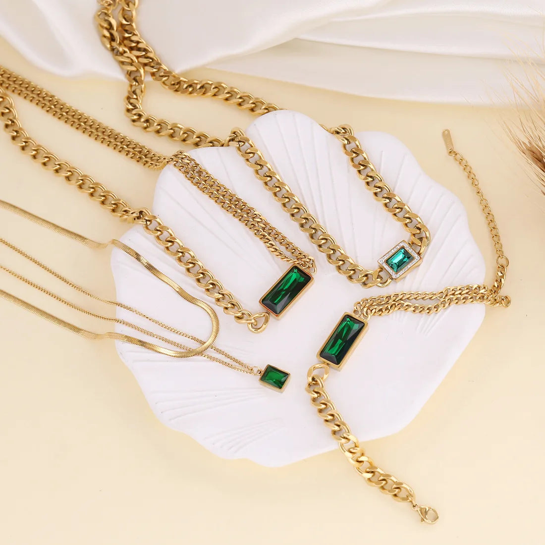 Cross Border New Personalized Retro Stainless Steel Necklace Emerald Pendant Light Luxury Niche Collarbone Chain N878