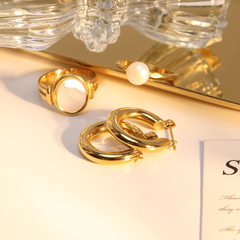 Chris April Fashion in Stock 316L Stainless Steel PVD Gold Plated Minimalist Glossy Hoop Earring