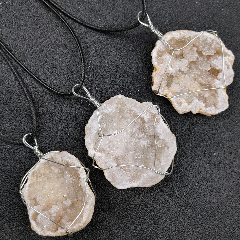 DIY Hongzhuo Hot Sales Fashion Natural Agate Druzy Pendant Raw Stone White Black Green Purple Round Pendant with Raw Edge Chakra Stones