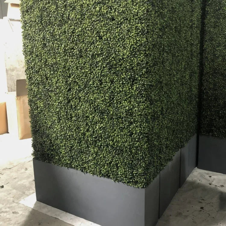 K06 Wholesale Outdoor UV Resistant Artificial Plastic Green Wall Fence Artificial Boxwood Hedge Decorative in Black Planter