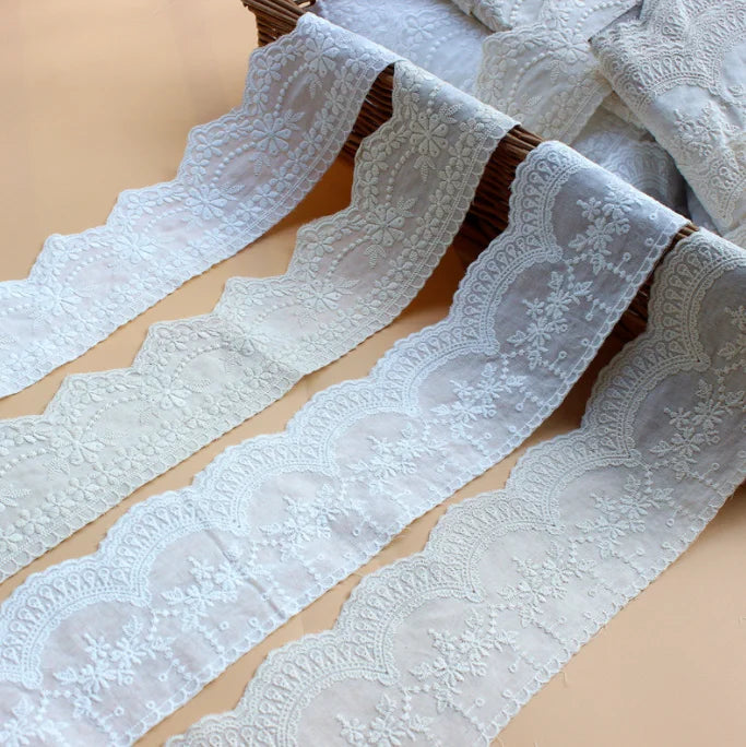 Wholesale High Quality White 100% Cotton Embroidery 3D Flower Lace Fabric With Eyelets for Clothing