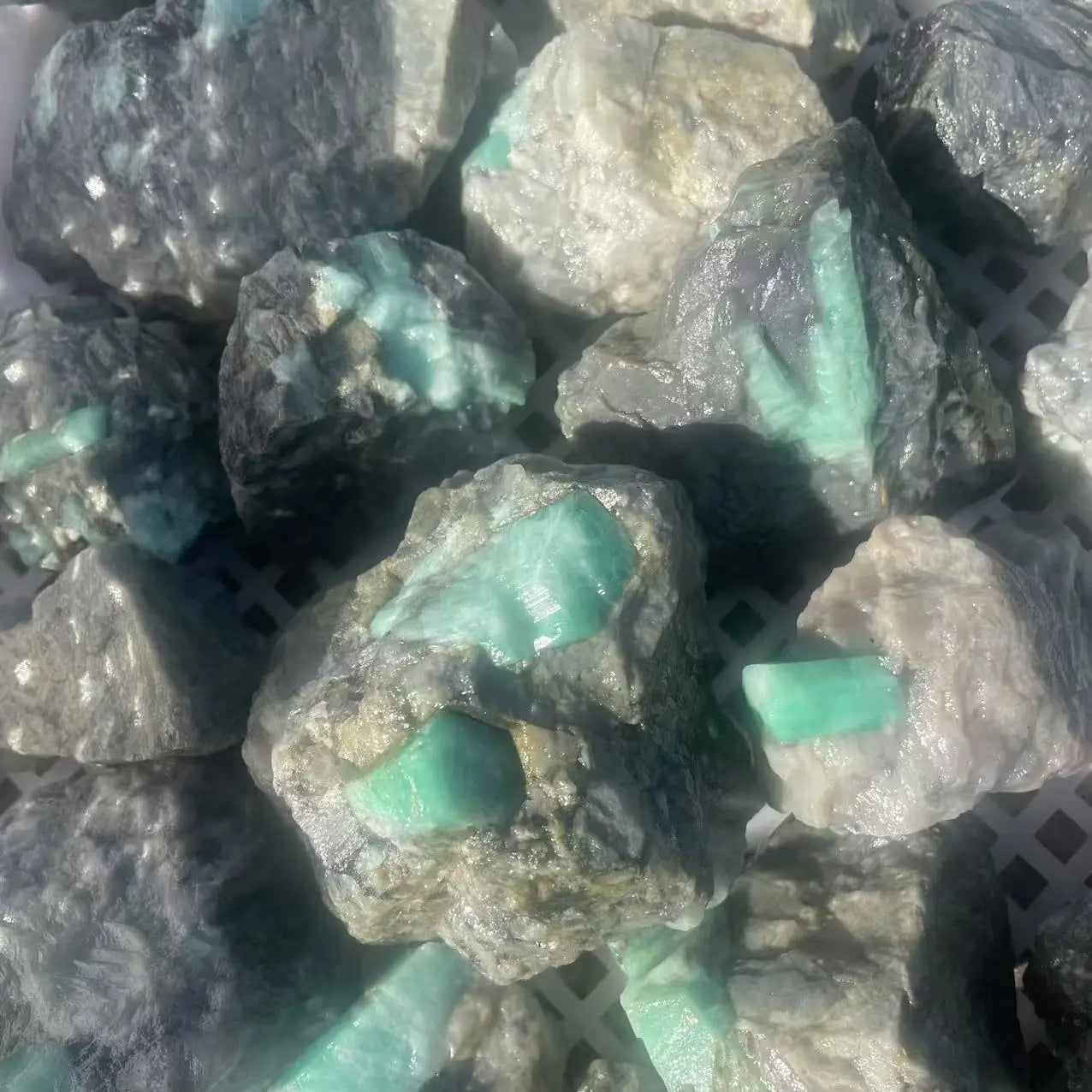 Wholesale High Quality Natural Emerald Crystal Raw Stone Crystal Mineral Specimen  for Fengshui Decor