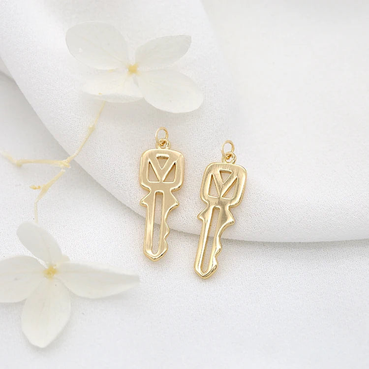 Brass 14K Gold Plated Key Shape Pendant Unique Design Jewelry Making Charm Suitable for Making Necklace Bracelet Accessories