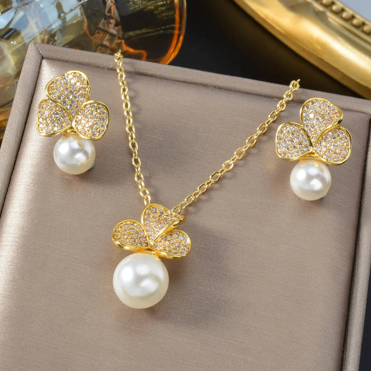 Fashion Wholesale Premium 18k Gold Plated Pearl Zircon Earrings and Pendant Necklace Jewelry Set Women