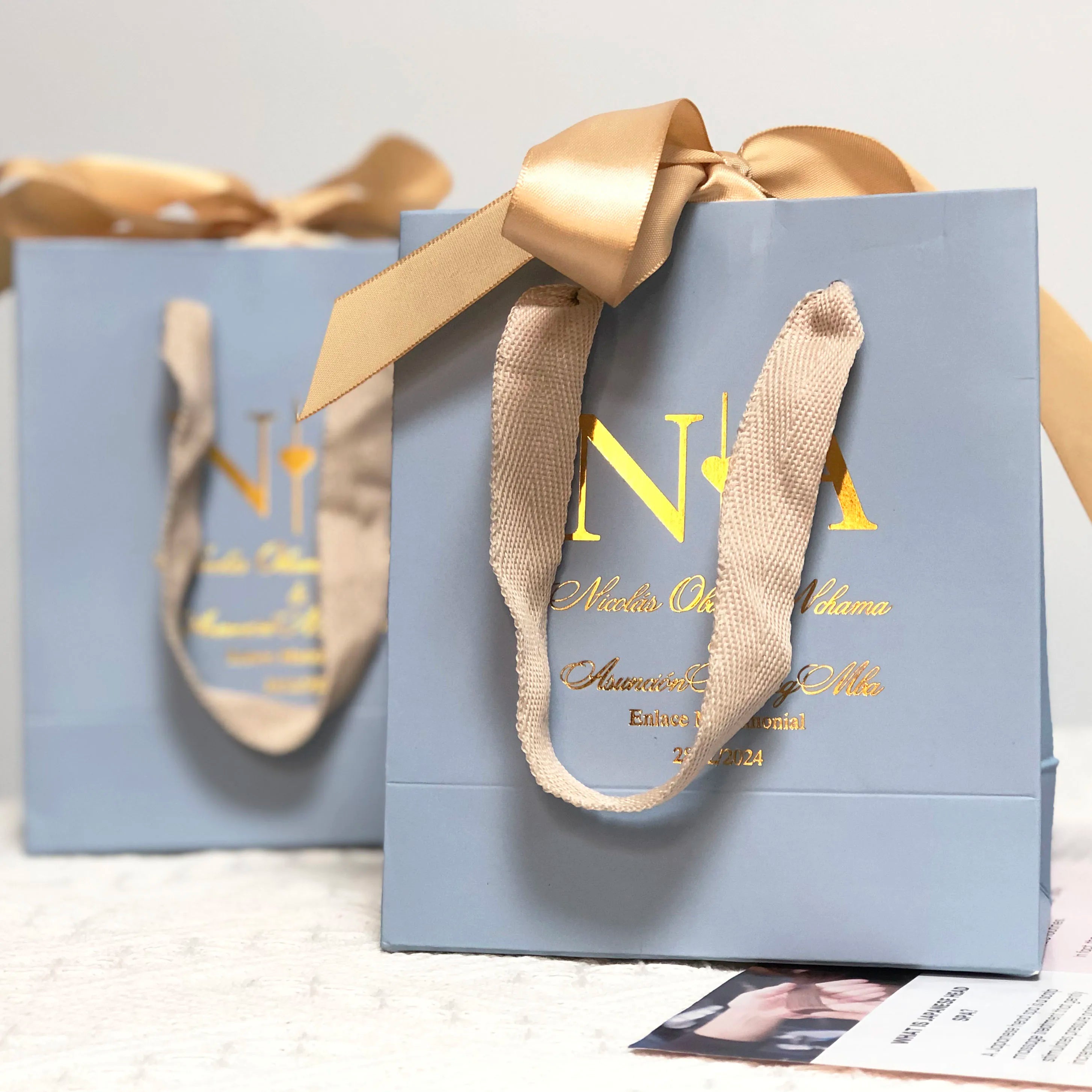 Custom White Kraft Art Paper Gift Bags Boutique Packaging for Small Businesses Cardboard Material Gold Foil Logo for Packing