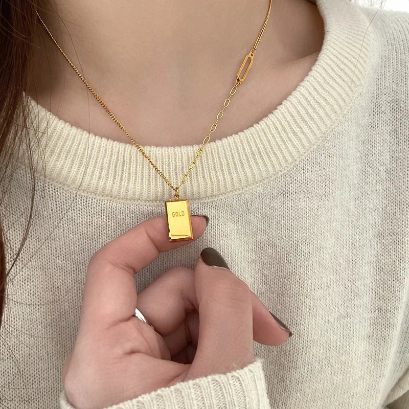 SC Hot Selling Luxury Gold Plated Necklace Stylish Square Pendant Queen Necklace Stainless Steel Necklace for Women Jewelry