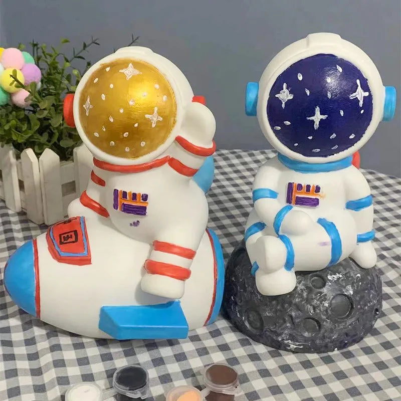 Wholesale Graffiti Coloring Astronaut Model White Embryo Piggy Bank Enamel Doll Kids DIY Painted Fluid Astronaut Resin Craft