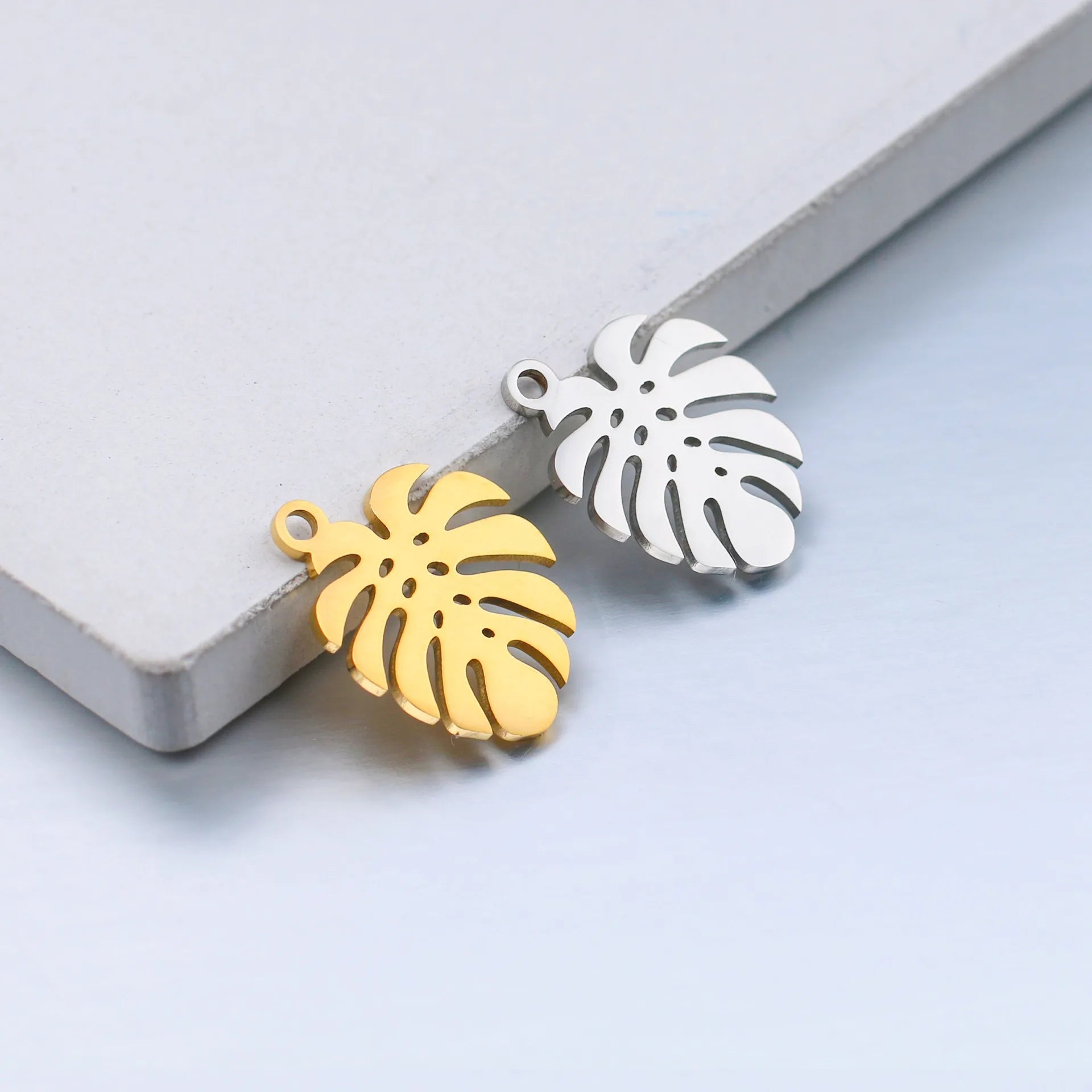 Stainless Steel Gold Plated Charms Hollow Palm Leaf Pendant for DIY Jewelry Necklace Making Findings Accessories (SZ093)