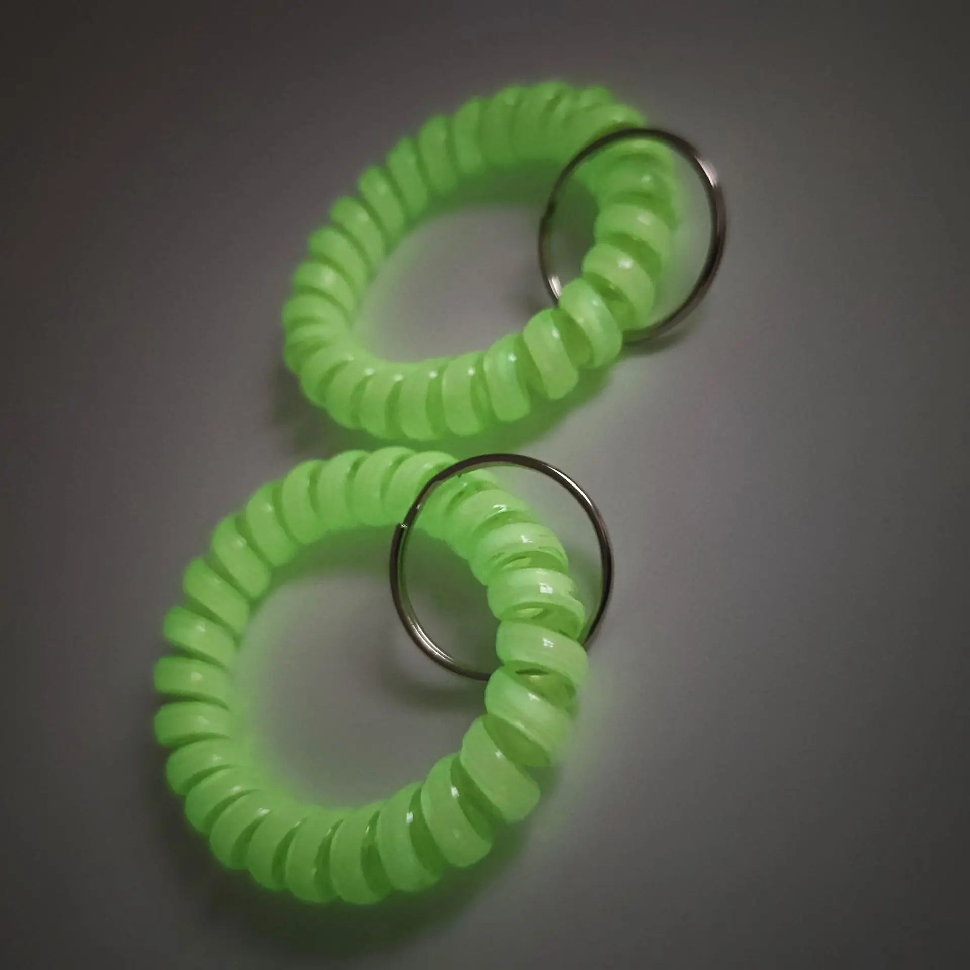 Elastic Plastic Wrist Coil Spring KeyChain Spring Spiral Stretch Glow in Dark Keychain Elastic Spiral Band for Fitness Gym Sport