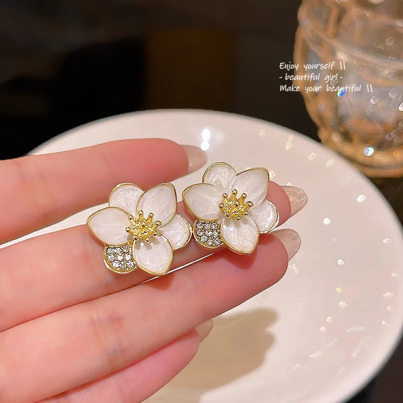 Hot Sale Gold Plated Korean White Enamel Flower Shape Stud Earrings Artificial Earrings for Girls