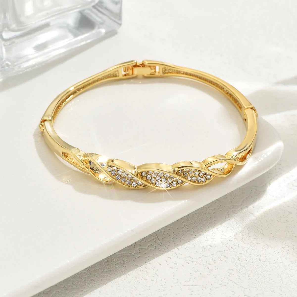 New Luxury Alloy Bracelets: Fashionable Diamond-Studded Wholesale Accessories