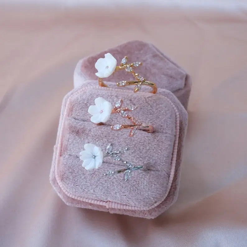 DUYIZHAO INS Jewelry Alloy Jump Ring Fashion White Flower Ring Sticky Rhinestone Alloy Ring Wholesale