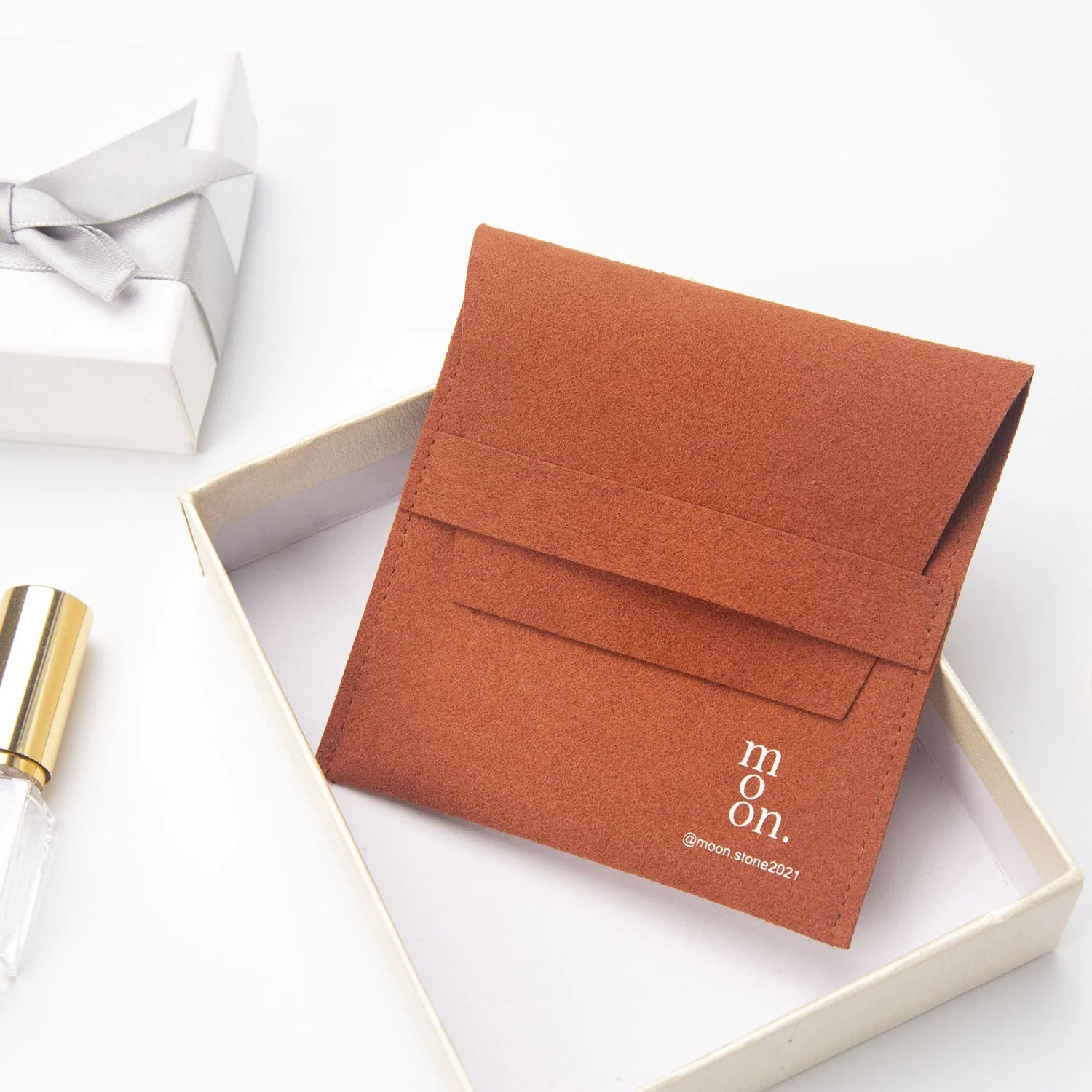 Stylish Velvet Envelope for Jewelry Custom Logo Microfiber Suede Pouch for Rings Earrings Necklaces Elegant Packaging for Jewels