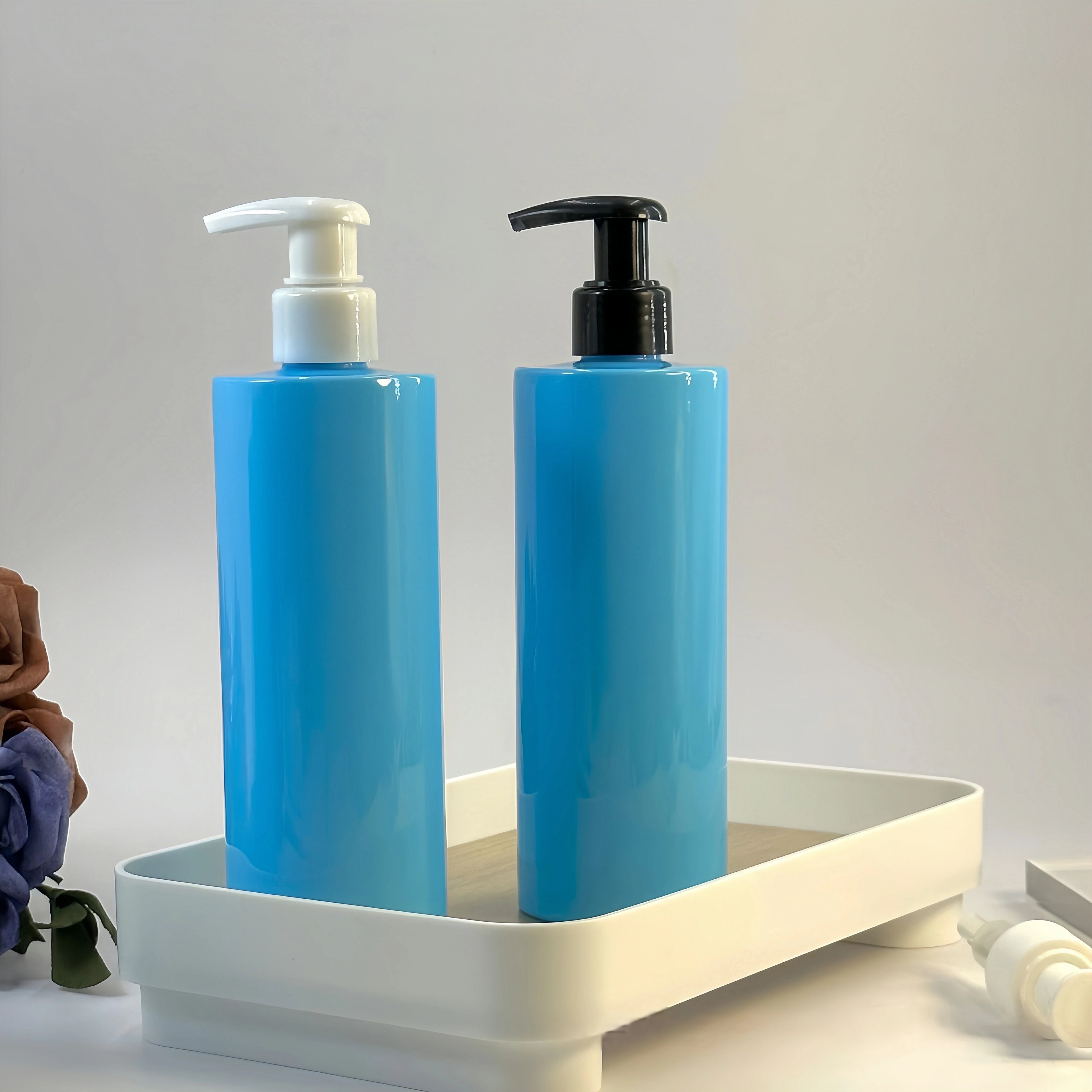 Custom PET 500ml Plastic Shampoo Bottle Flat Shoulder Body Lotion Pump Bottle Shower Gel Hotel Cosmetic Packaging
