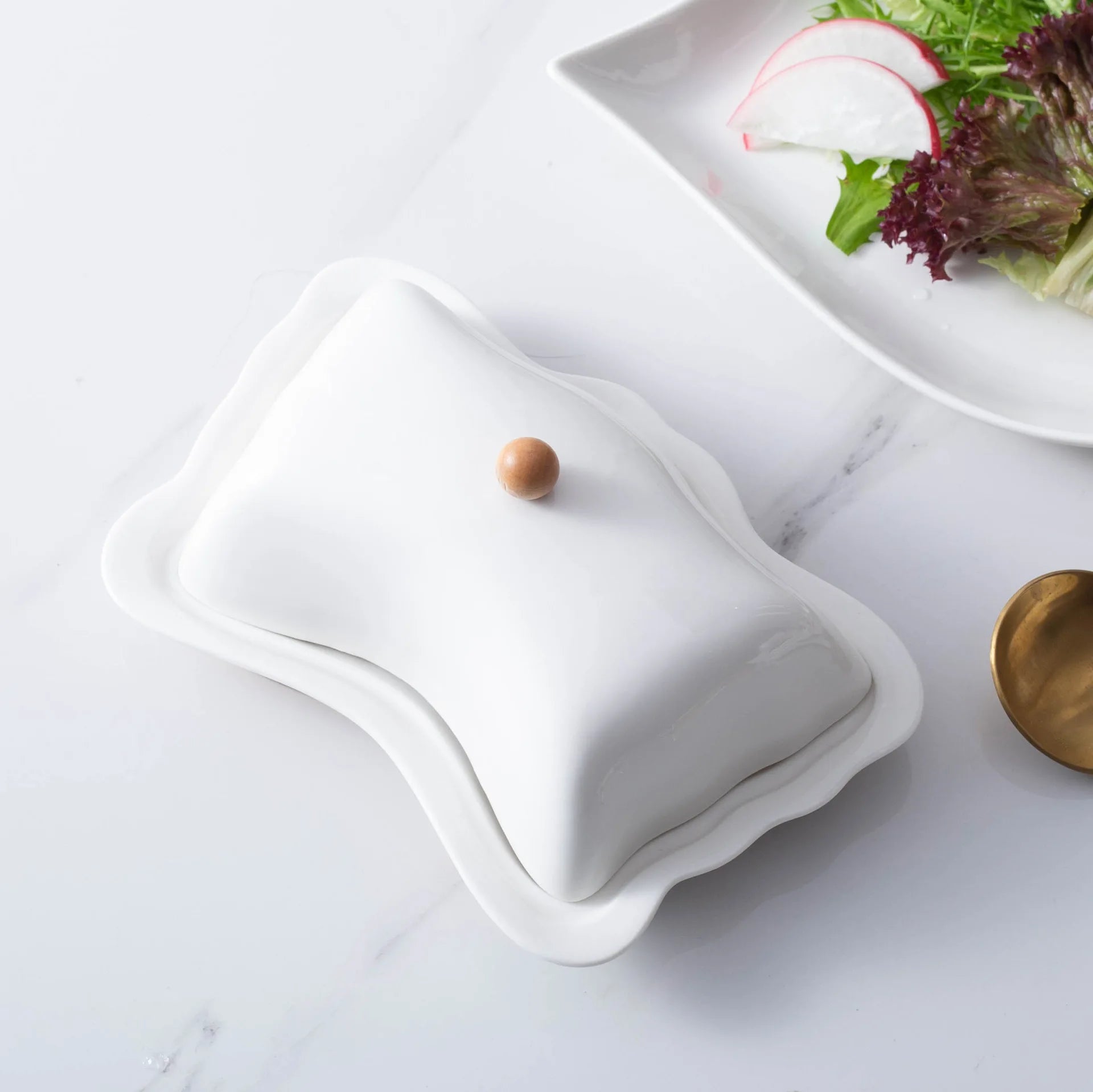 Countertop Ceramic White European Butter Dish with Lid Cream Cheese Container Storage Keeper Butter Holder