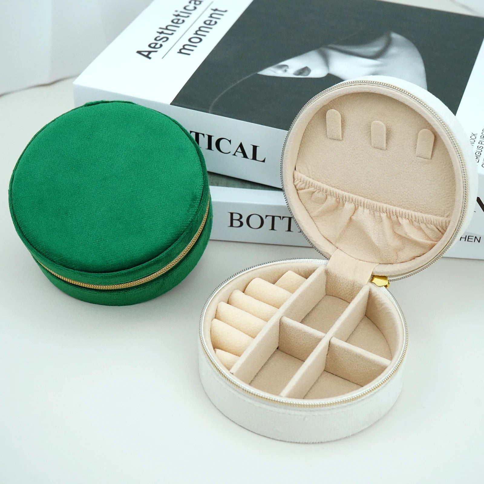 Wholesale 2024 Jewellery Box in Stock Green Round Jewelry Box Packaging PU Jewelry Storage Organizer Door Attached