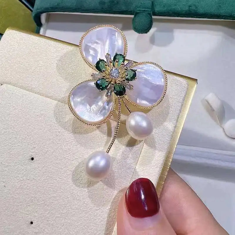 New Natural Seawater Shell Inlaid Clover Brooch 7-8mm Half Hole Rice Shaped Freshwater Pearl Brooch for Women Fine Brooches