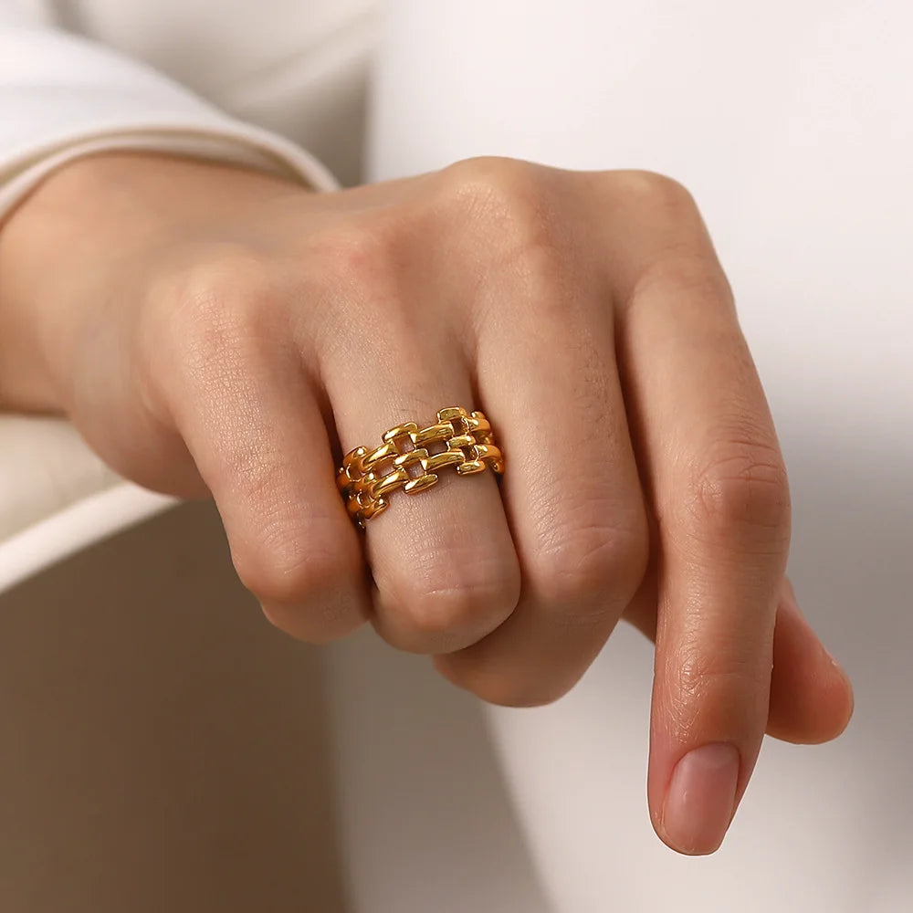 2022 Fashion New Stainless Steel 18K Gold Texture Light Luxury Hollow Strap Ring Spot Wholesale